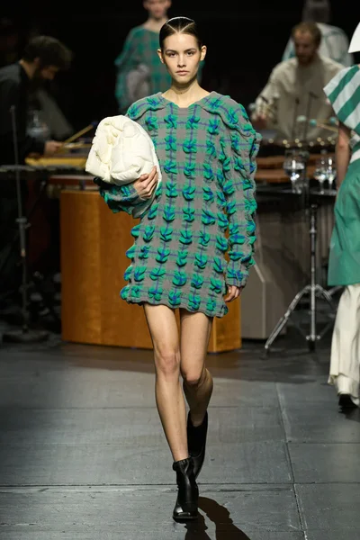 Look 16